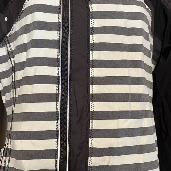 Lululemon Run Get Up And Glow Jacket! - Picture 13 of 13